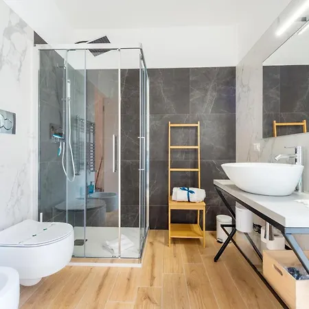 Guesthost - Waterfront With Seaview Balcony