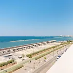Guesthost - Waterfront With Seaview Balcony Daire