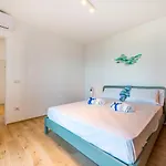 Guesthost - Waterfront With Seaview Balcony Daire