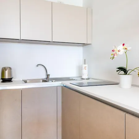 Guesthost - Waterfront With Seaview Balcony Apartament Bari