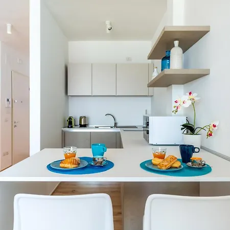 Guesthost - Waterfront With Seaview Balcony Daire