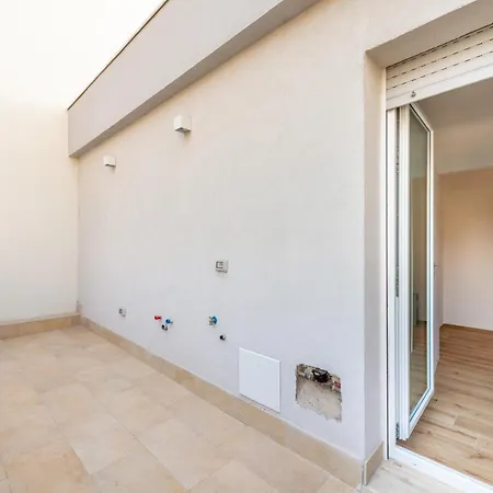 Guesthost - Waterfront With Seaview Balcony Daire